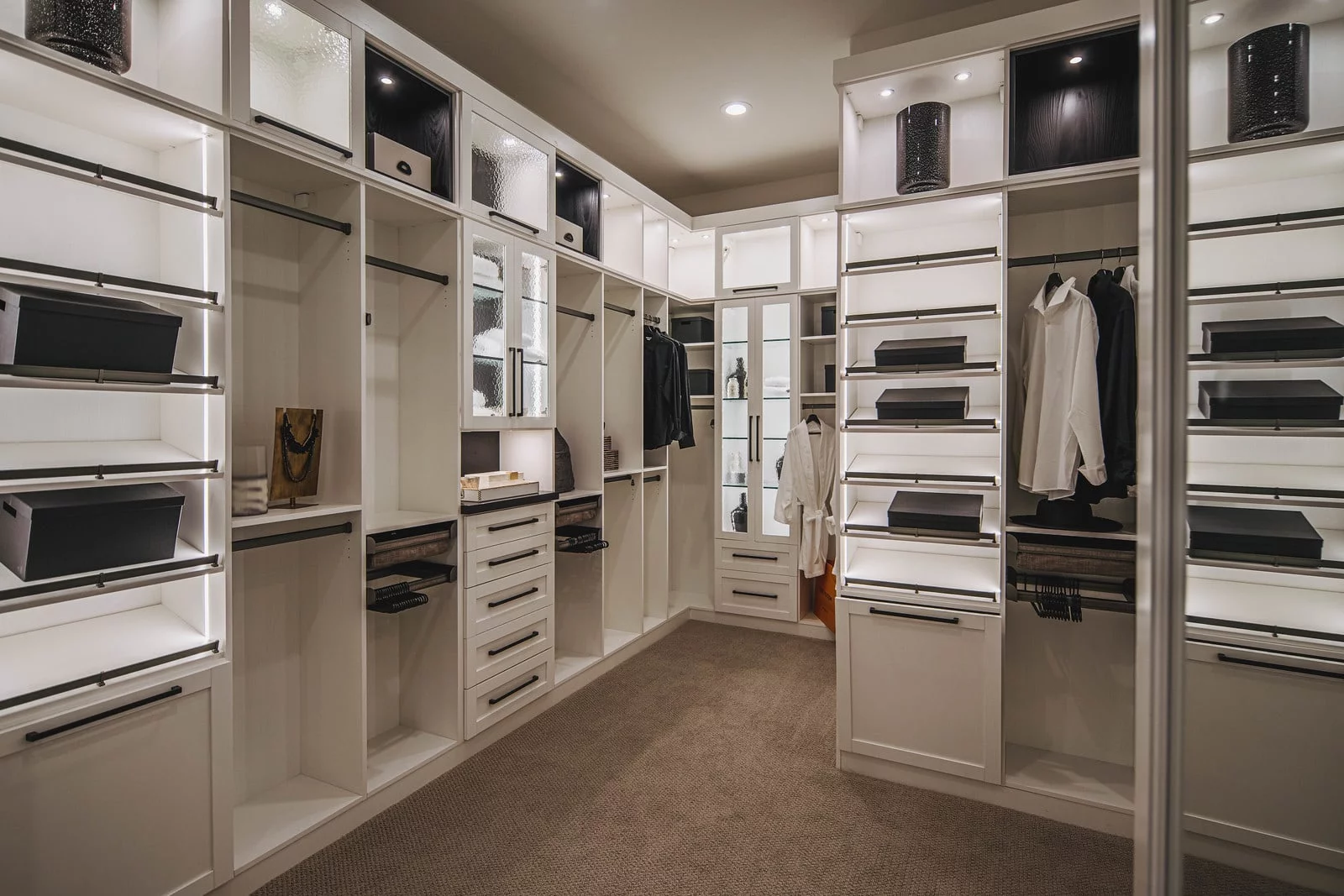 Ken Cheng Photography - Deluxe Walk In Closet