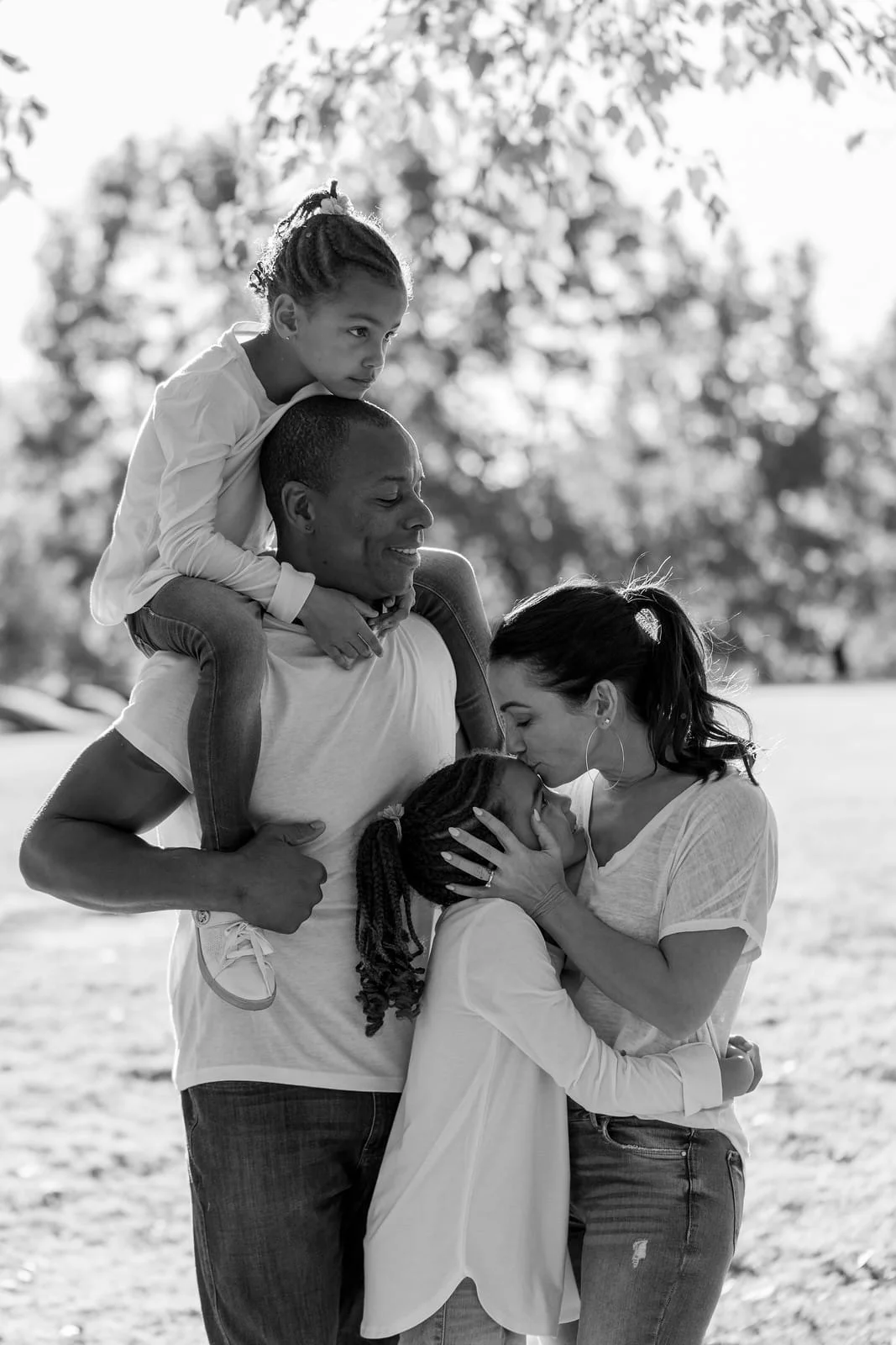 Ken Cheng Photography - Black and white photo, family in the park