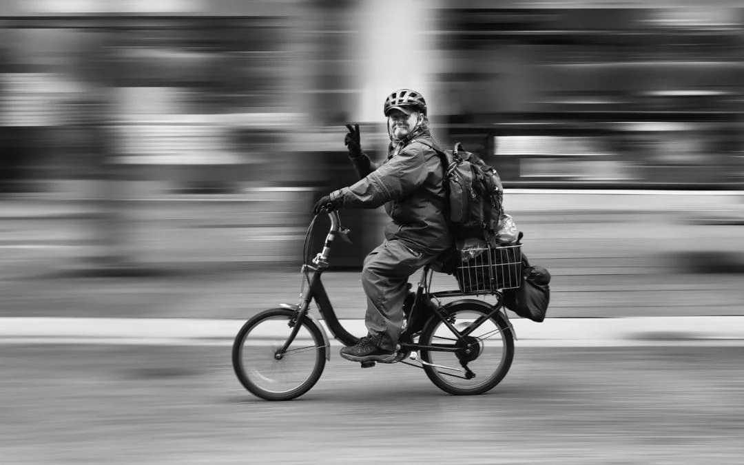 Ken Cheng Photography - Cyclist flashing a smile and the peace sign