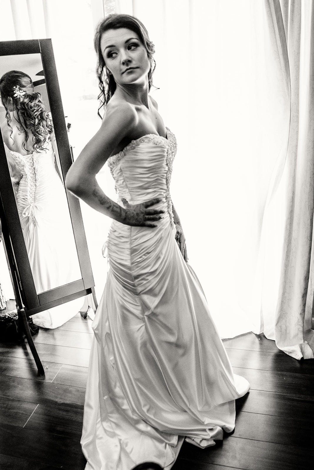 Ken Cheng Photography - Bride Displaying Her Final Look